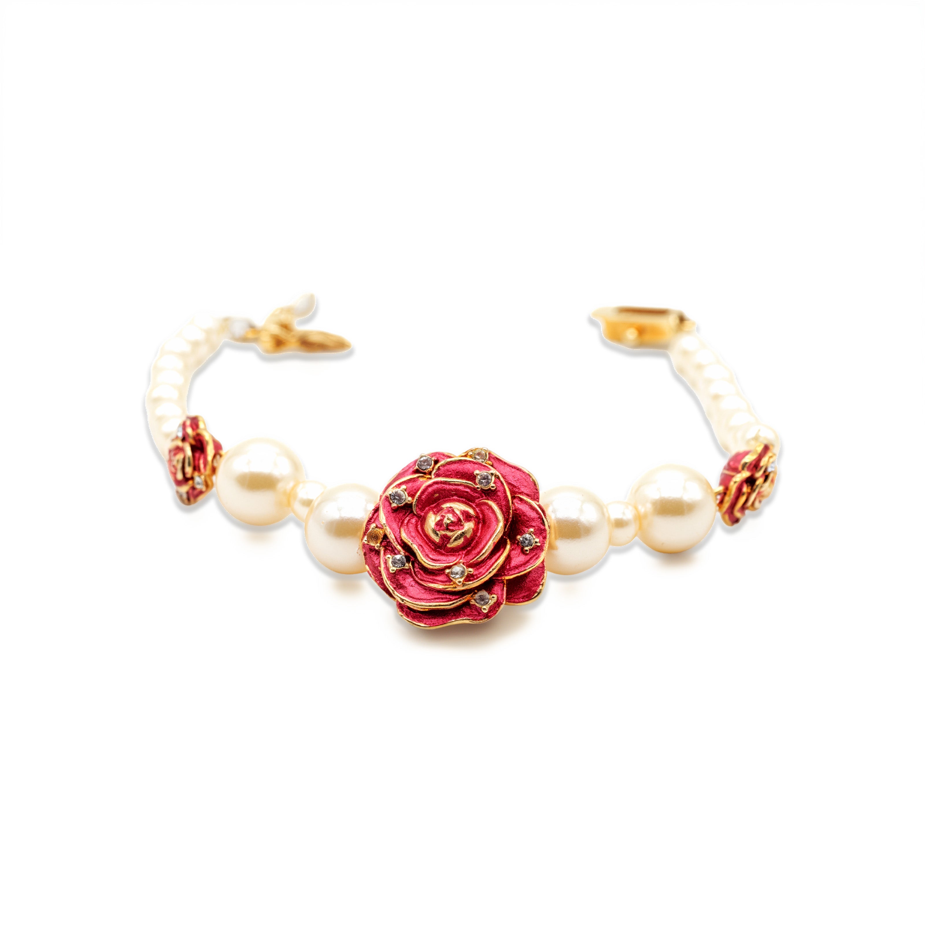 Goldfarbenes Armband mit Perlen und drei Blüten