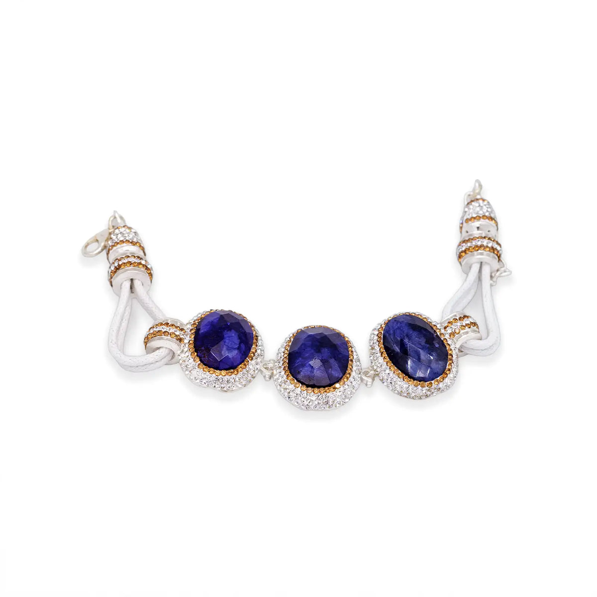 Armband mit drei ovalen saphirblauen Steinen im Rahmen aus Glassteinen an weissem Band