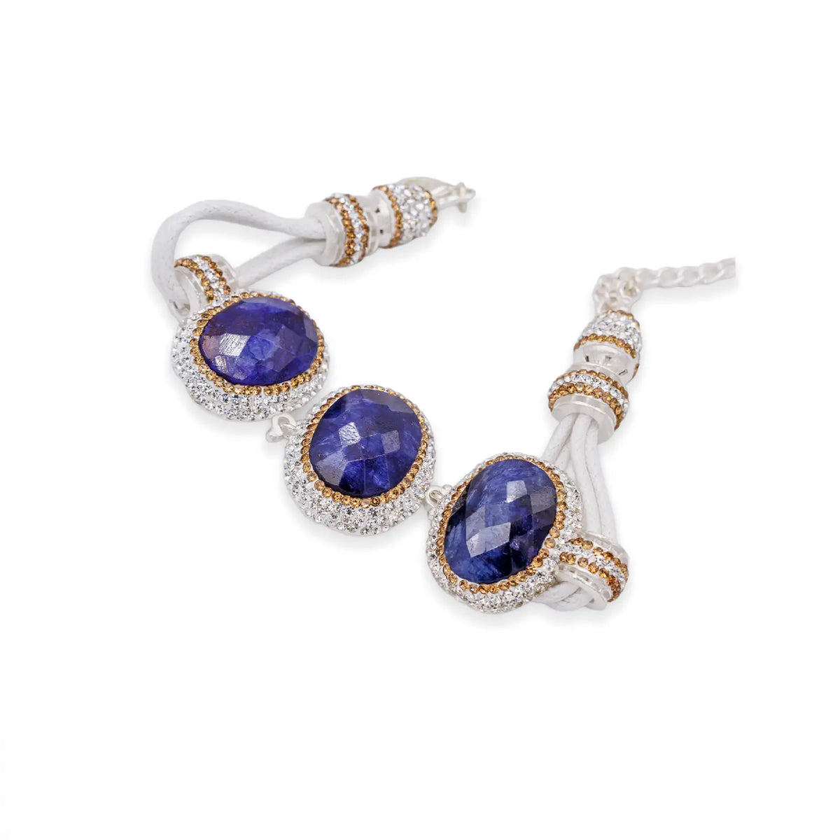 Armband mit saphirblauen Steinen, schräg von oben mit Endkappen und Kette