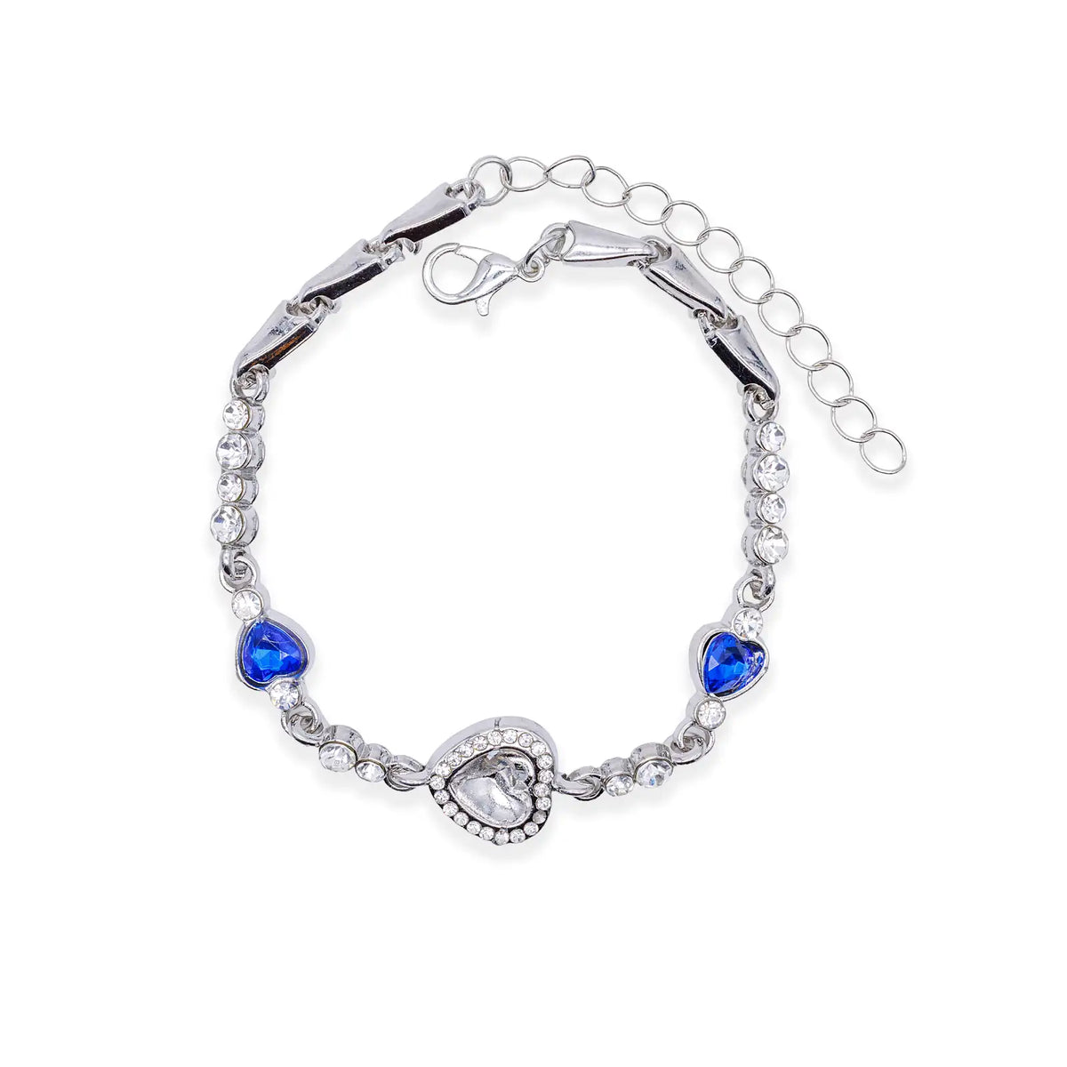 Silberfarbenes Armband mit blauen Ziersteinen in Herzform, der grösste in der Mitte, von vorn