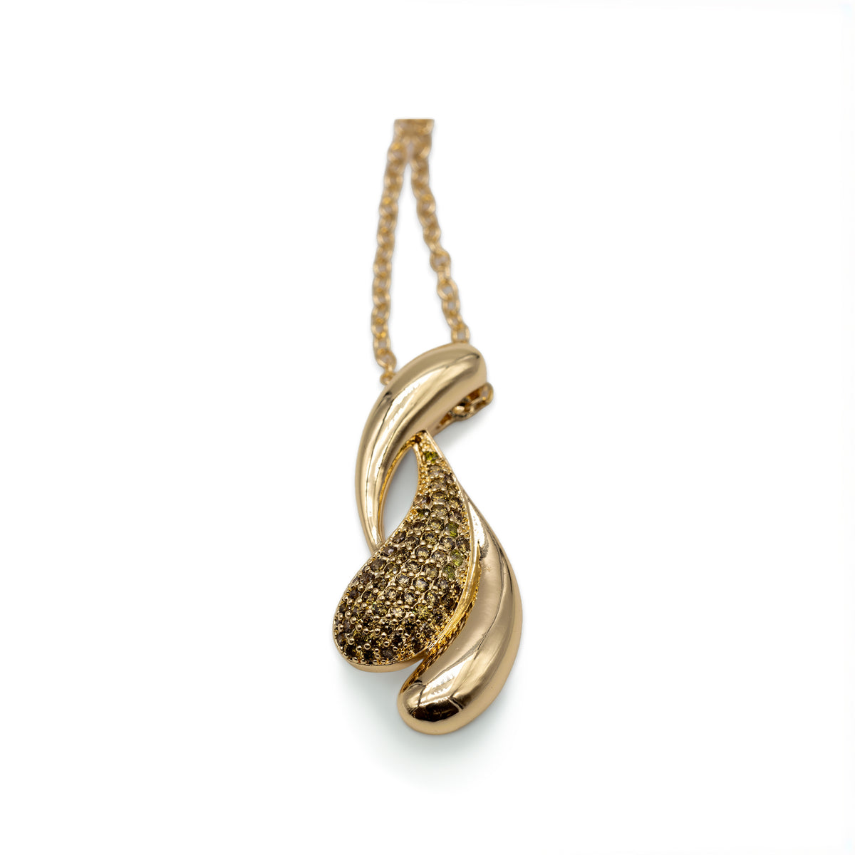 Goldfarbene Halskette mit geschwungenem Anhänger und Glasstein-Pavé