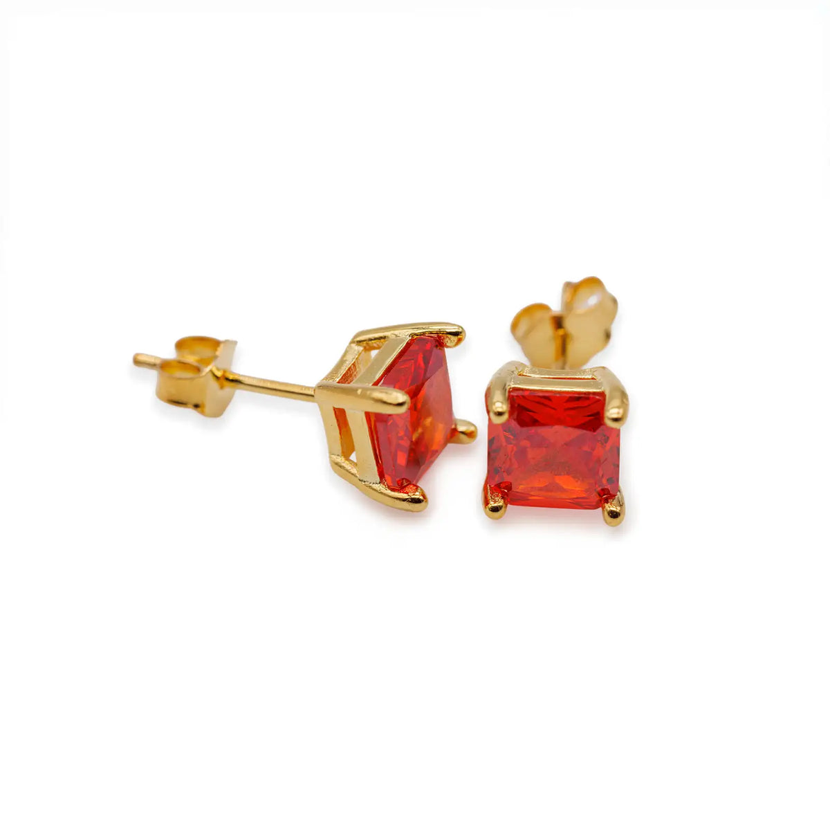 Goldfarbene Ohrstecker mit rotem Zirkonia