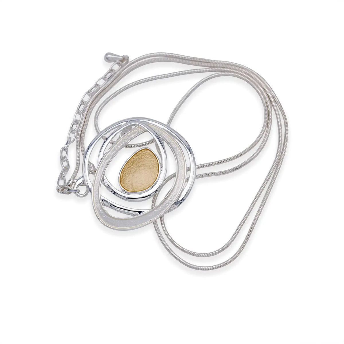 Kreis-Anhänger im Detail, glänzende und matte Ringe um die goldfarbene Mitte