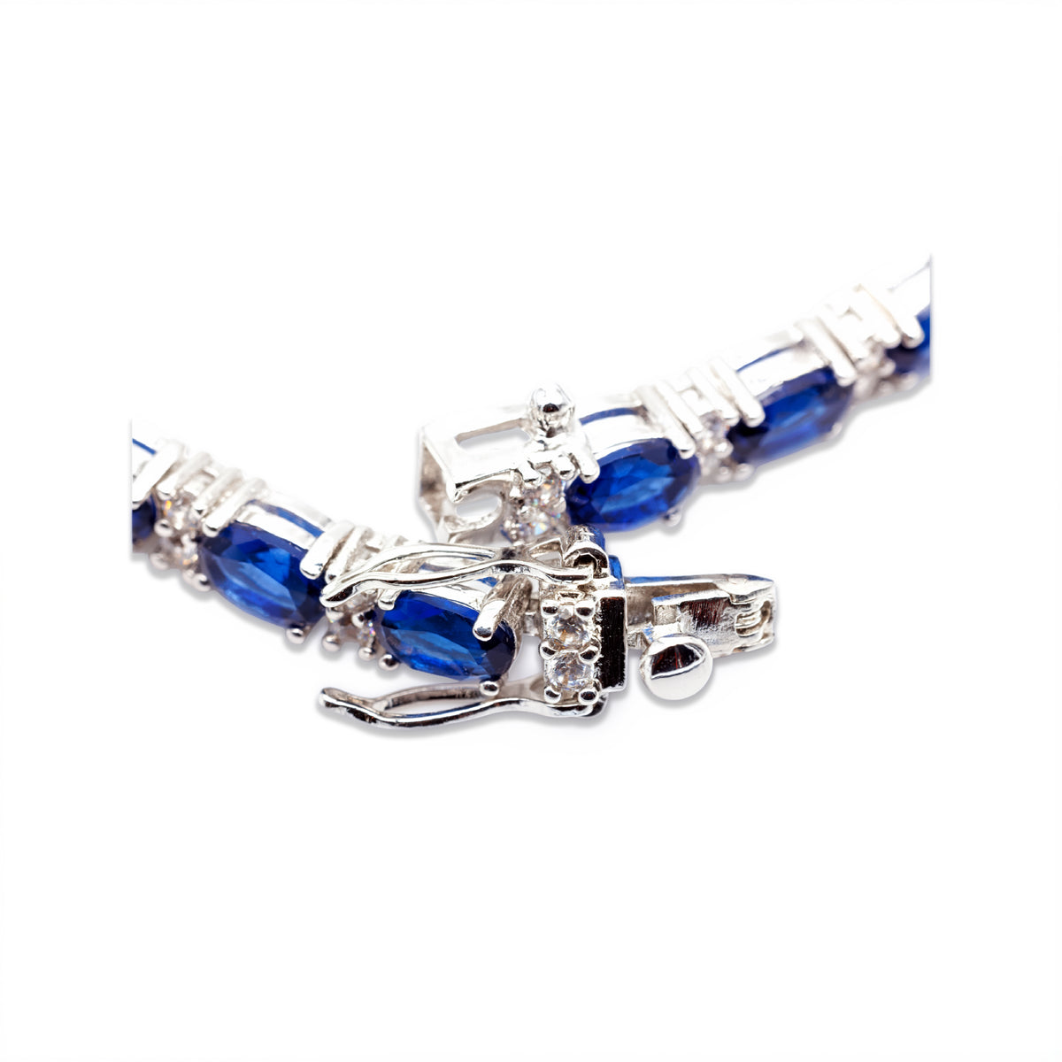 Verschluss des saphirblauen Tennisarmbands im Detail, Sicherheitsbügel geöffnet