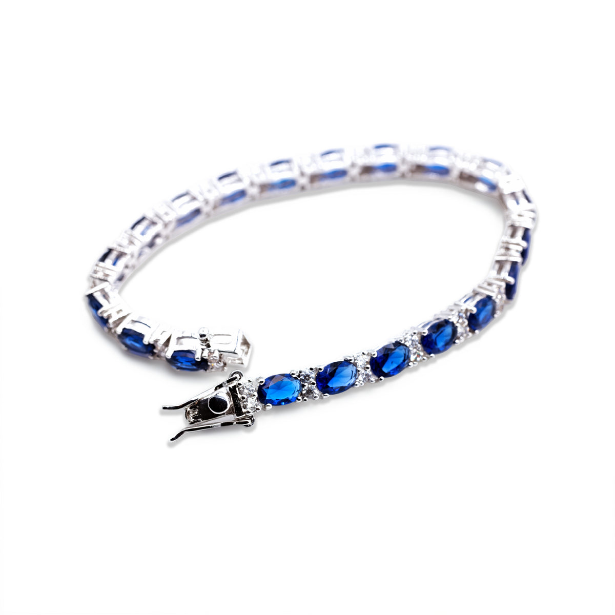 Saphirblaues Tennisarmband schräg von oben, geöffneter Kastenverschluss im Vordergrund