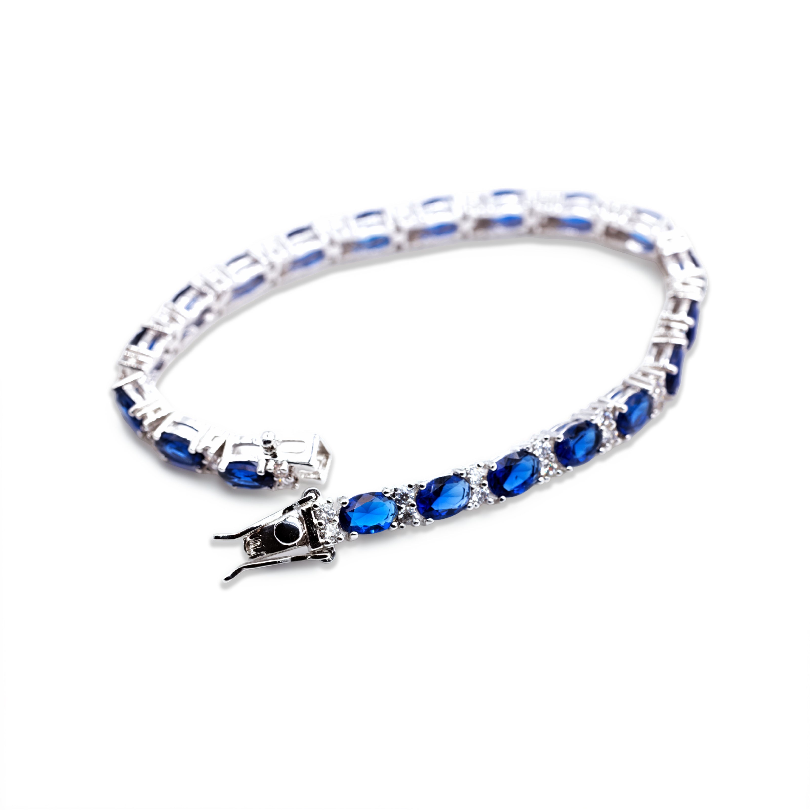 Nahaufnahme der facettierten, saphirblauen Ovalsteine mit Zirkonia-Zwischenelementen von Avirelle.