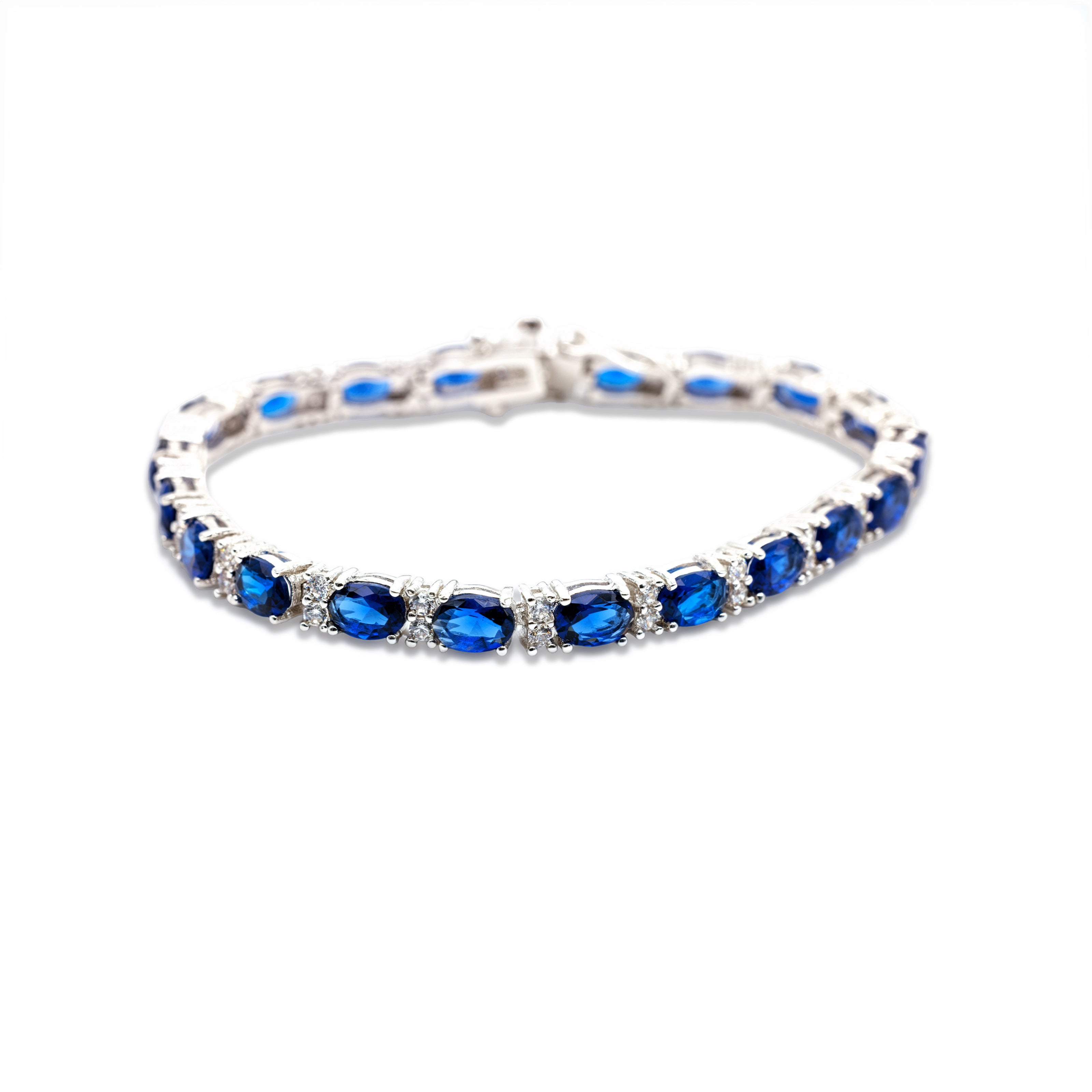 Saphirblaues Tennisarmband mit facettierten Ovalsteinen und Zirkonia-Akzenten in Rhodium-Fassung von Avirelle.