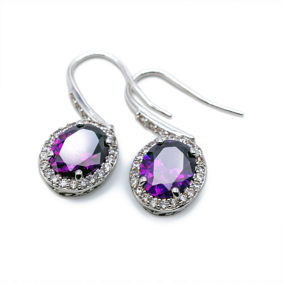 Silberfarbene Ohrhänger mit violettem Zirkonia