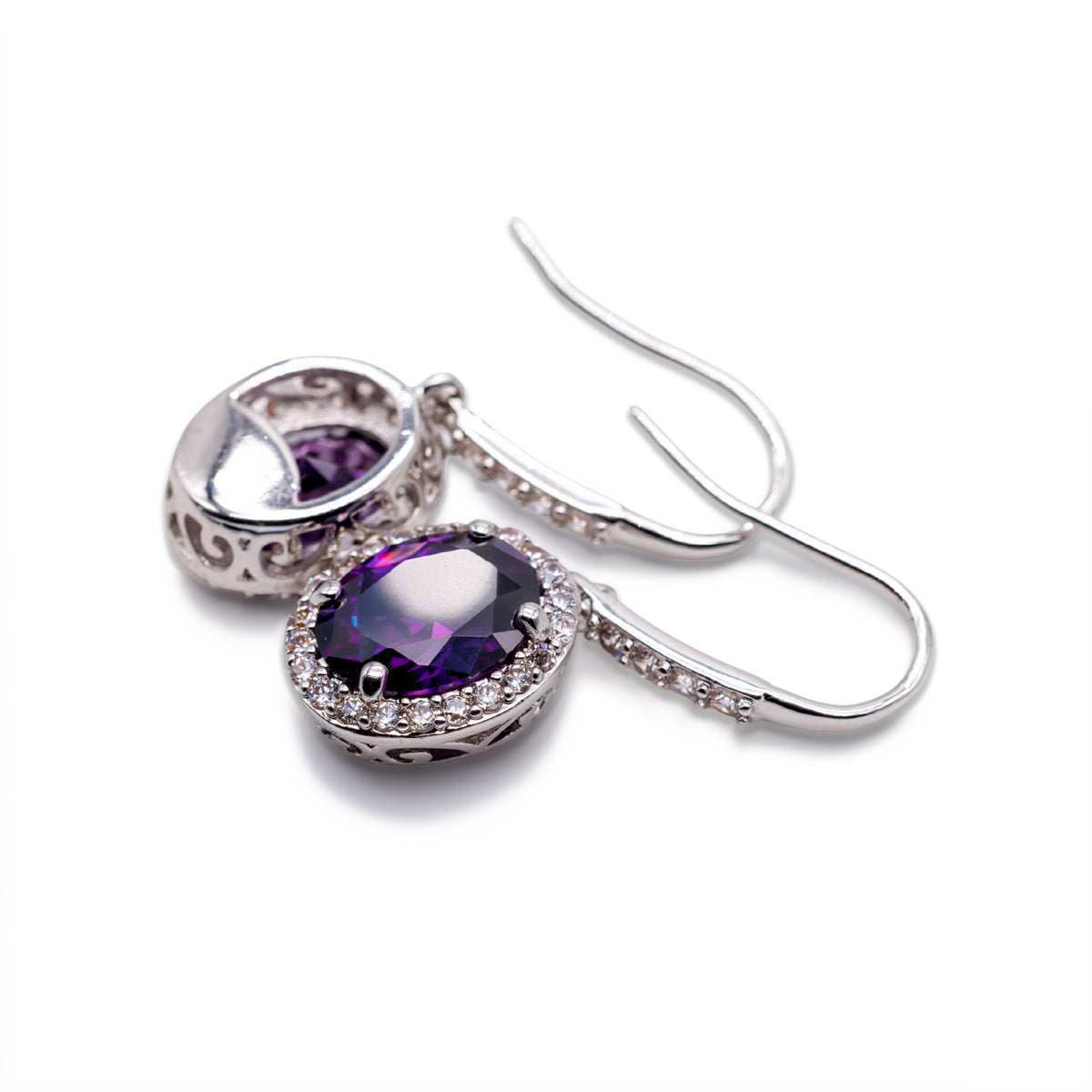 Silberfarbene Ohrhänger mit violettem Zirkonia