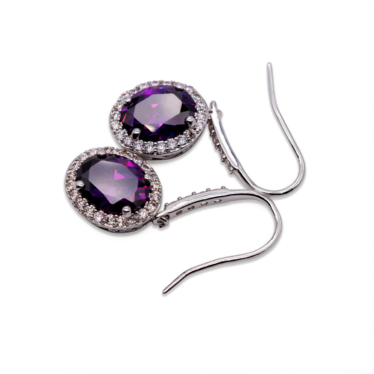Silberfarbene Ohrhänger mit violettem Zirkonia