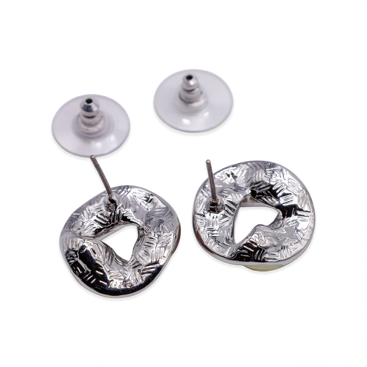 Silberfarbene Ohrstecker als gedrehte Schlaufe in Grau, Gelb und Braun