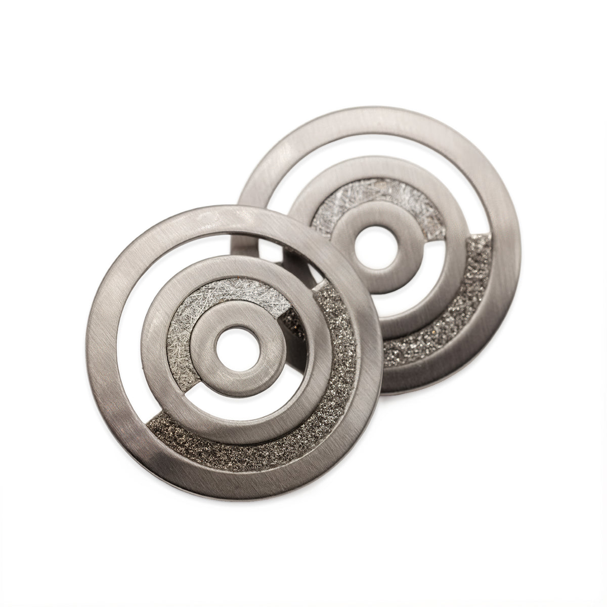 Silberfarbene runde Ohrstecker aus drei Ringen mit Glitzerfläche