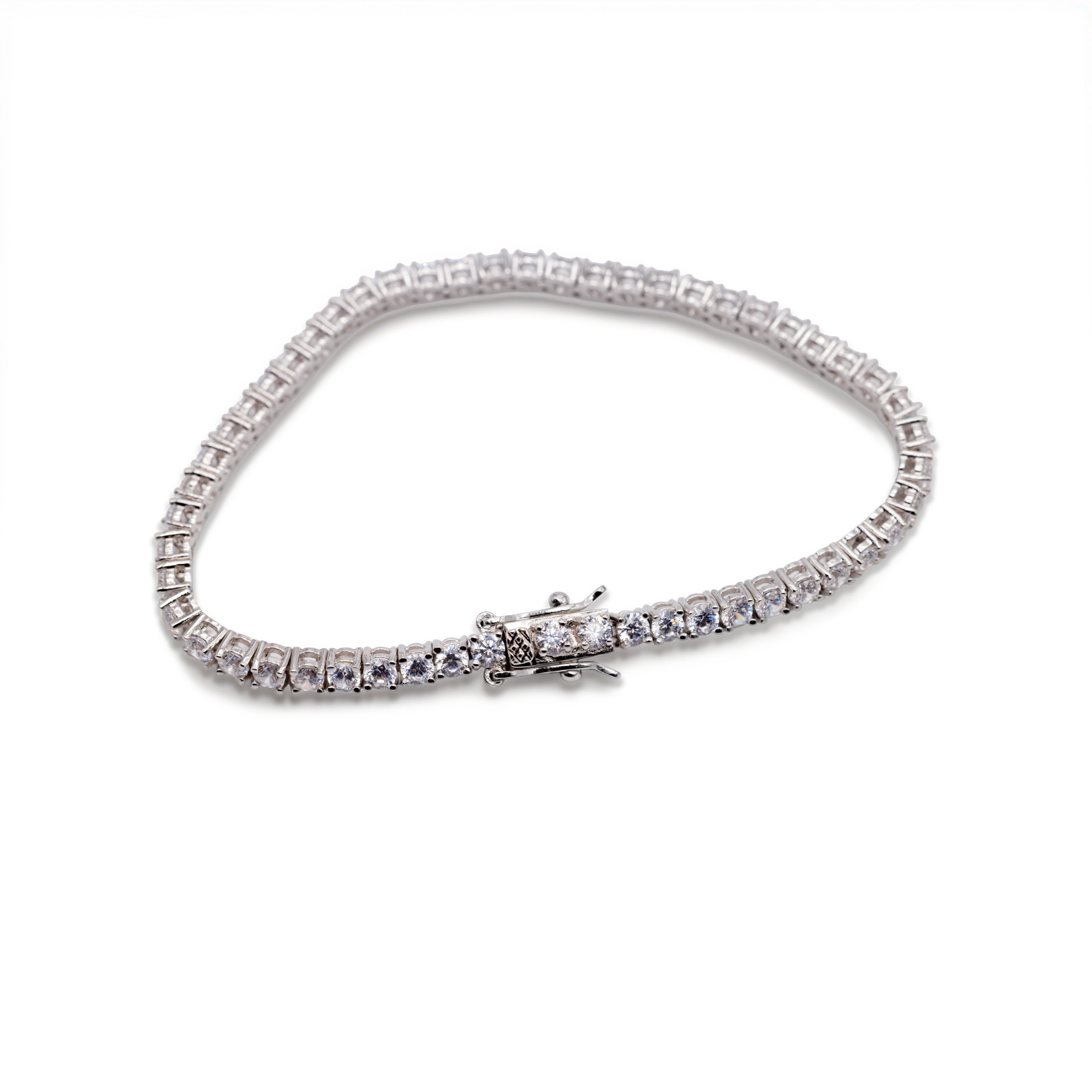 Geschlossenes silberfarbenes Tennis-Armband mit einer fortlaufenden Reihe klarer AAA-Zirkonia in feiner Krappenfassung und verriegeltem Steckverschluss von Avirelle.