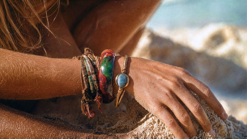 Wie stapelt man Armbänder, ohne dass es klappert?