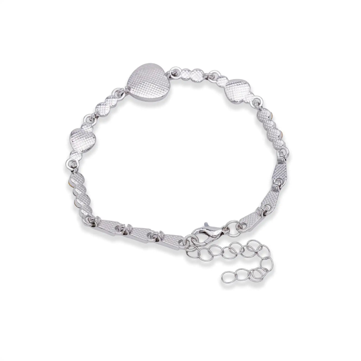 Silberfarbenes Armband von hinten, geprägte Rückseiten der Herzen und Karabiner