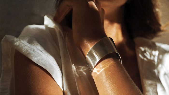 Kurzarm-Shirt und breite Armreife: Ein Handgriff für die perfekte Sommer-Silhouette