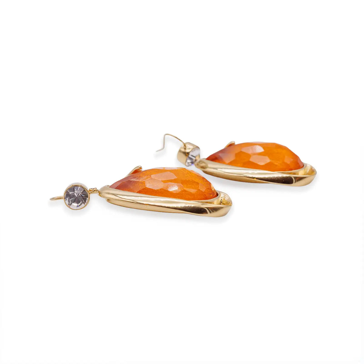 Goldfarbene Ohrringe mit orangefarbenem Glastropfen