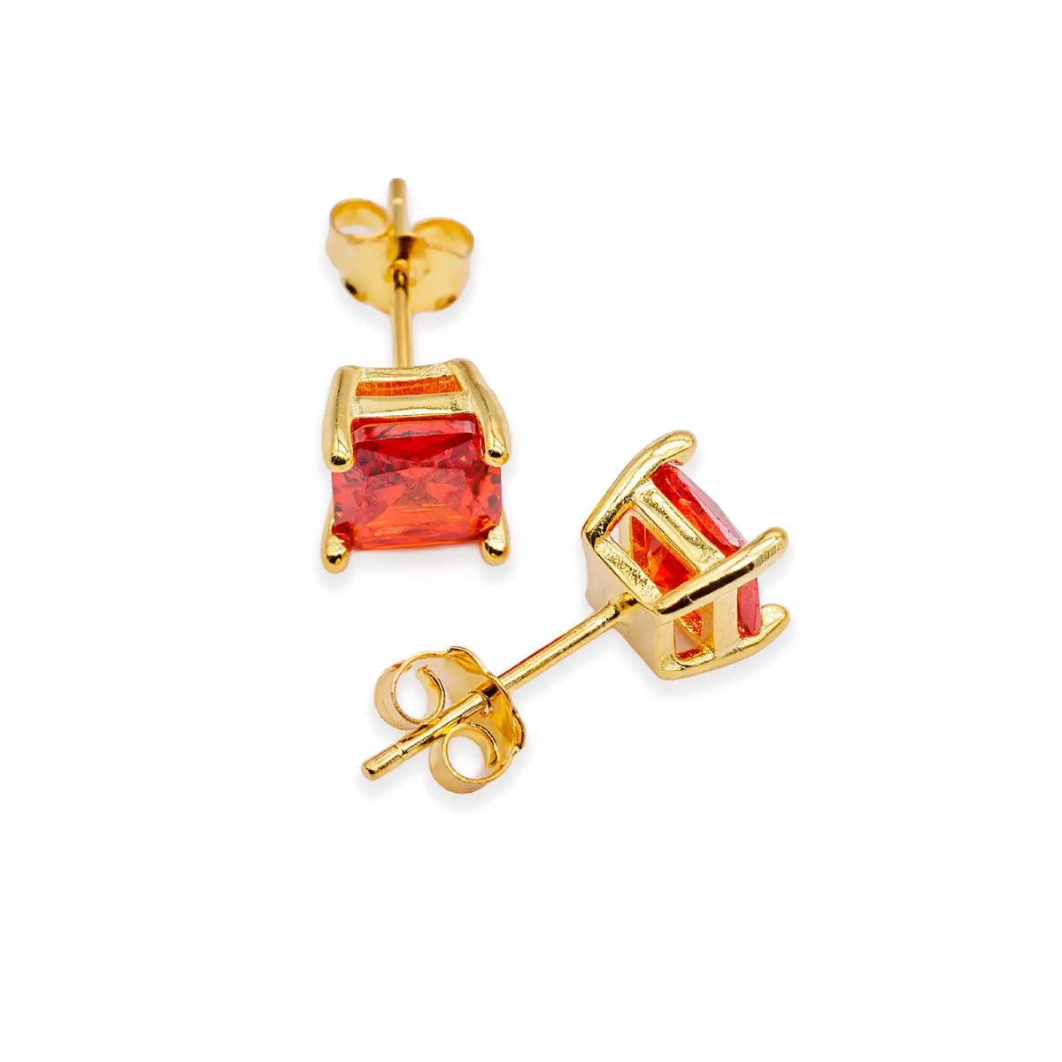 Goldfarbene Ohrstecker mit rotem Zirkonia