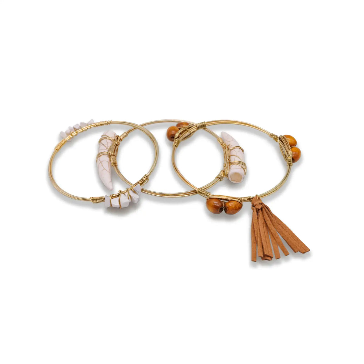 Set aus drei goldfarbenen Armreifen mit Howlith, Holzperlen und braunem Quastenanhänger