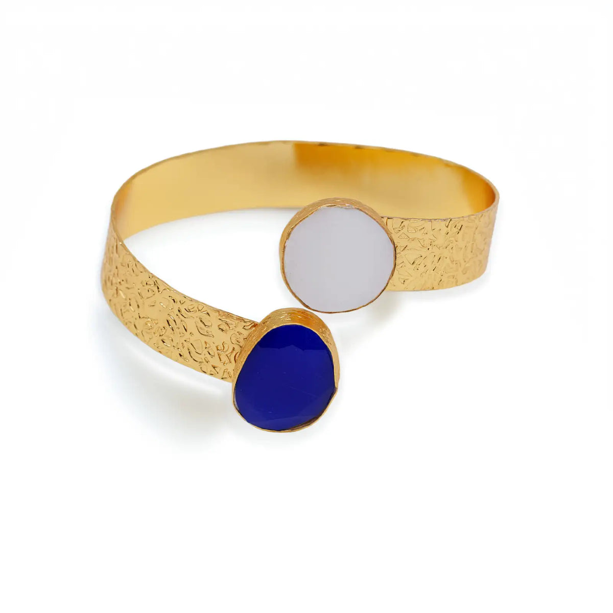 Handgefertigter goldfarbener Armreif mit Perlmutt-Optik und blauem Cat-Eye