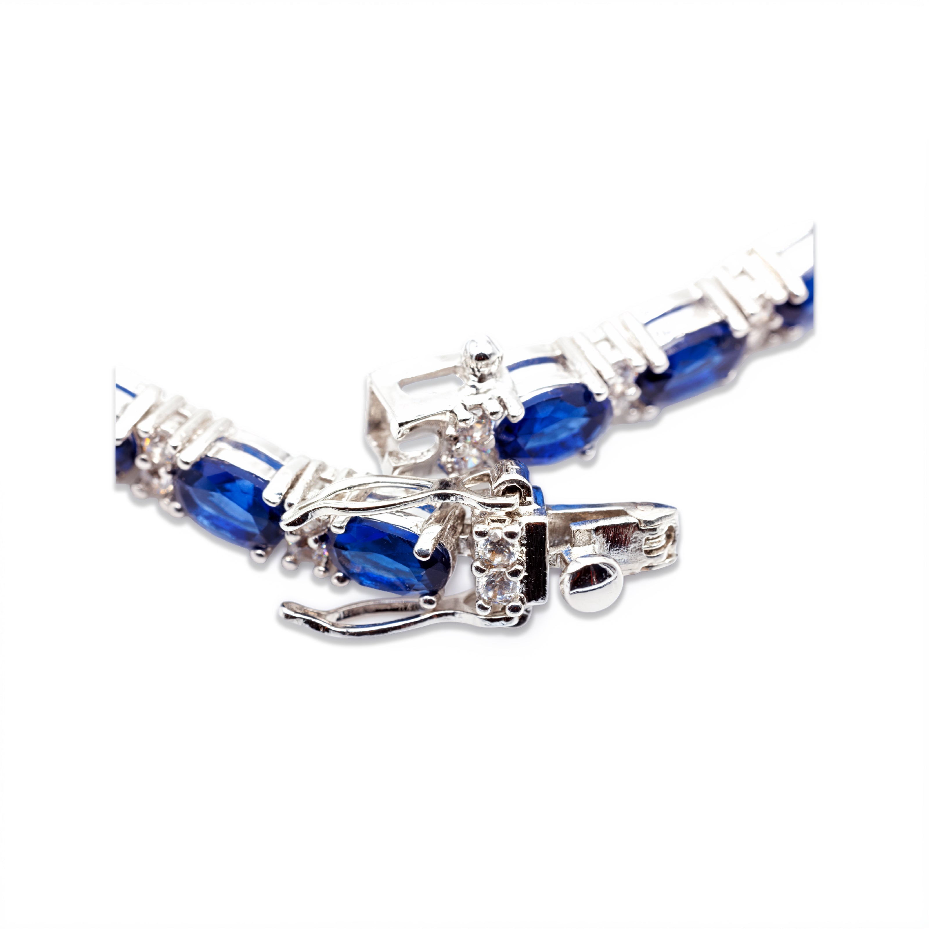 Gesamtansicht des saphirblauen Tennisarmbands mit silberfarbener Fassung von Avirelle