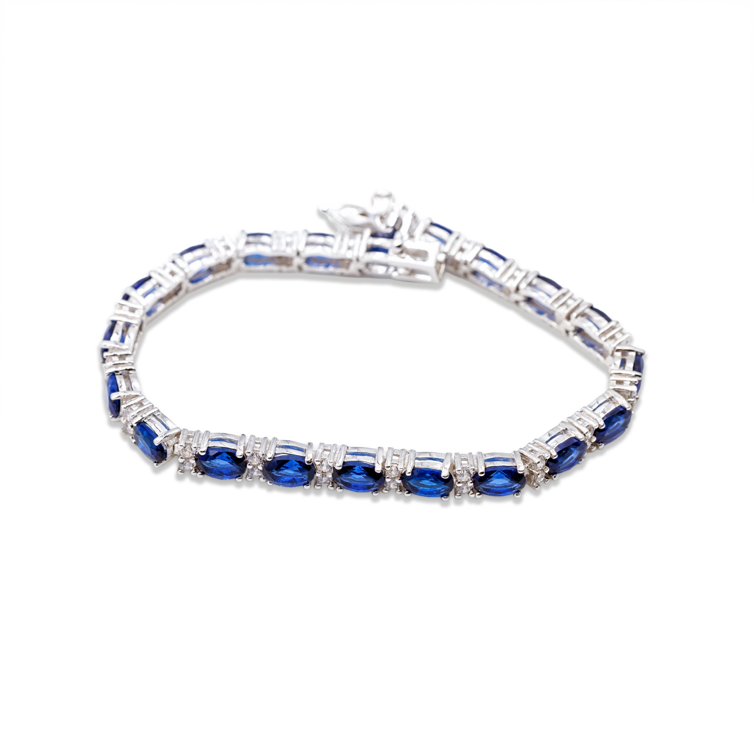 Detailansicht des Steckverschlusses mit Sicherheitsachtersicherung am saphirblauen Tennisarmband von Avirelle.