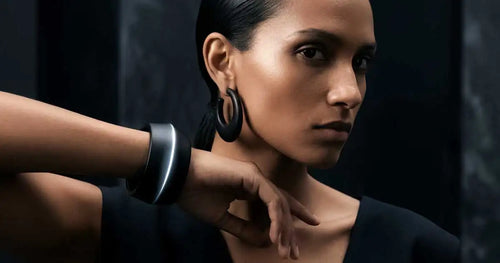 Wie trage ich dunklen Schmuck?