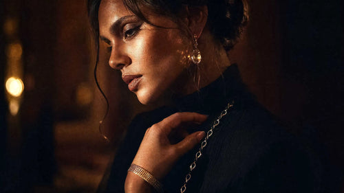 Welcher Schmuck passt zu einem schwarzen Outfit?