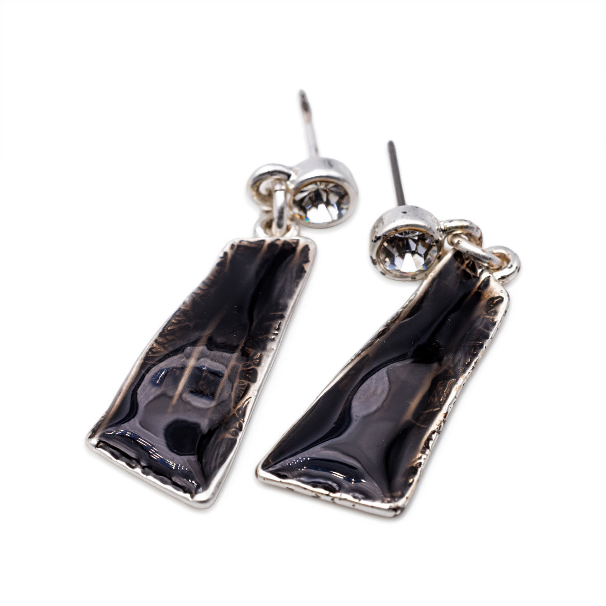 Schwarze Ohrhänger mit silberfarbenem Rand und klarem Zierstein