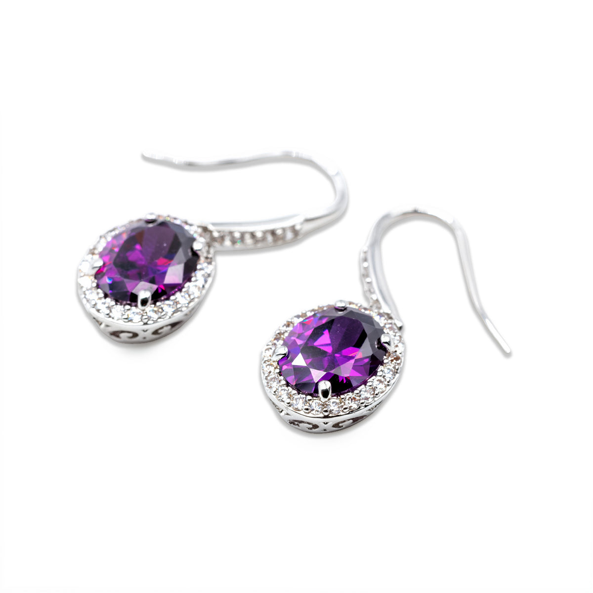 Silberfarbene Ohrhänger mit violettem Zirkonia