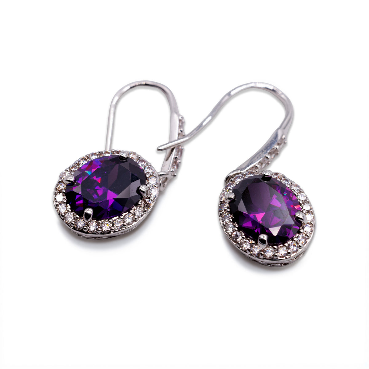 Silberfarbene Ohrhänger mit violettem Zirkonia