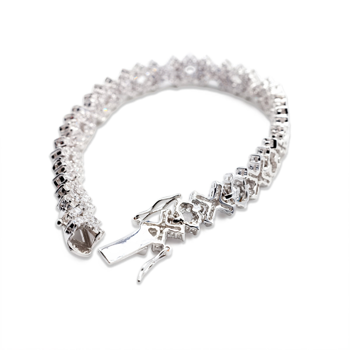 Tennisarmband mit Zirkonia-Cluster, Verschluss mit Sicherheitsbügel im Vordergrund