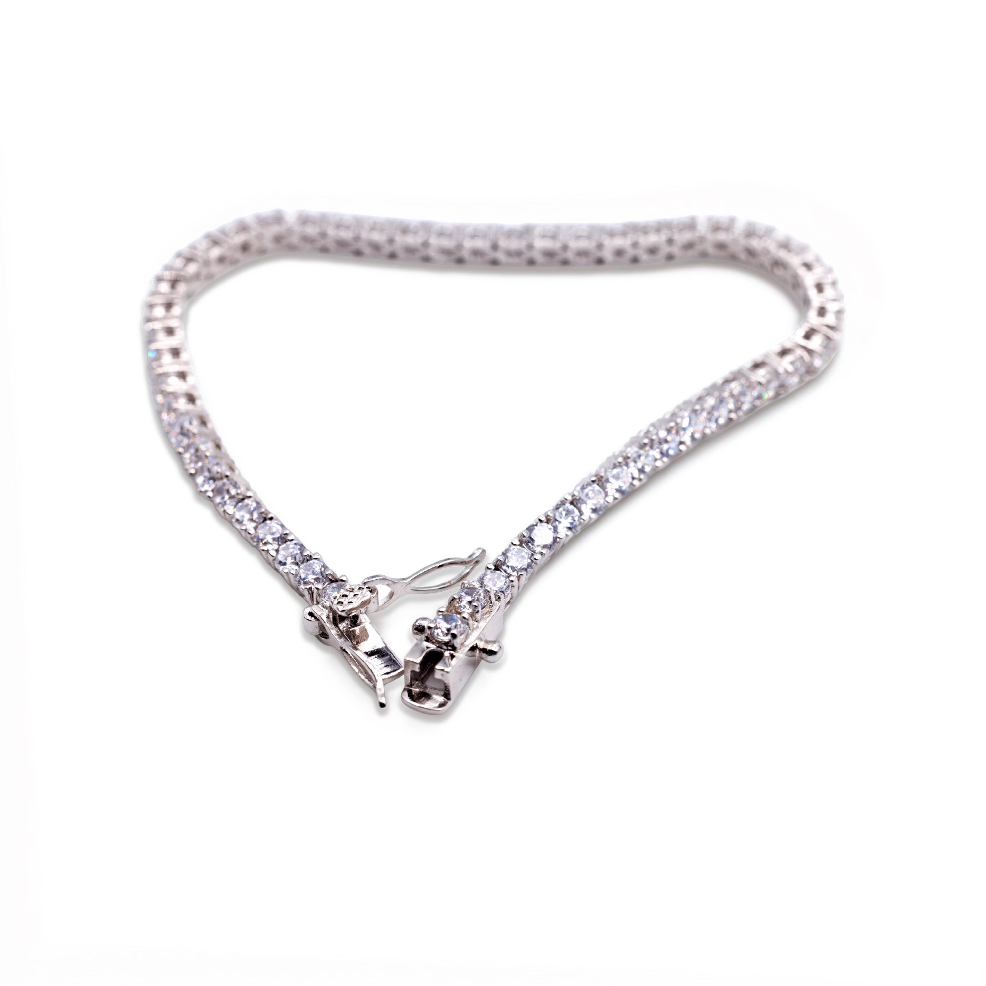 Silberfarbenes Tennis Armband mit geöffnetem Sicherheitsverschluss und feinen Krappenfassungen für die klaren Zirkonia-Steine von Avirelle.