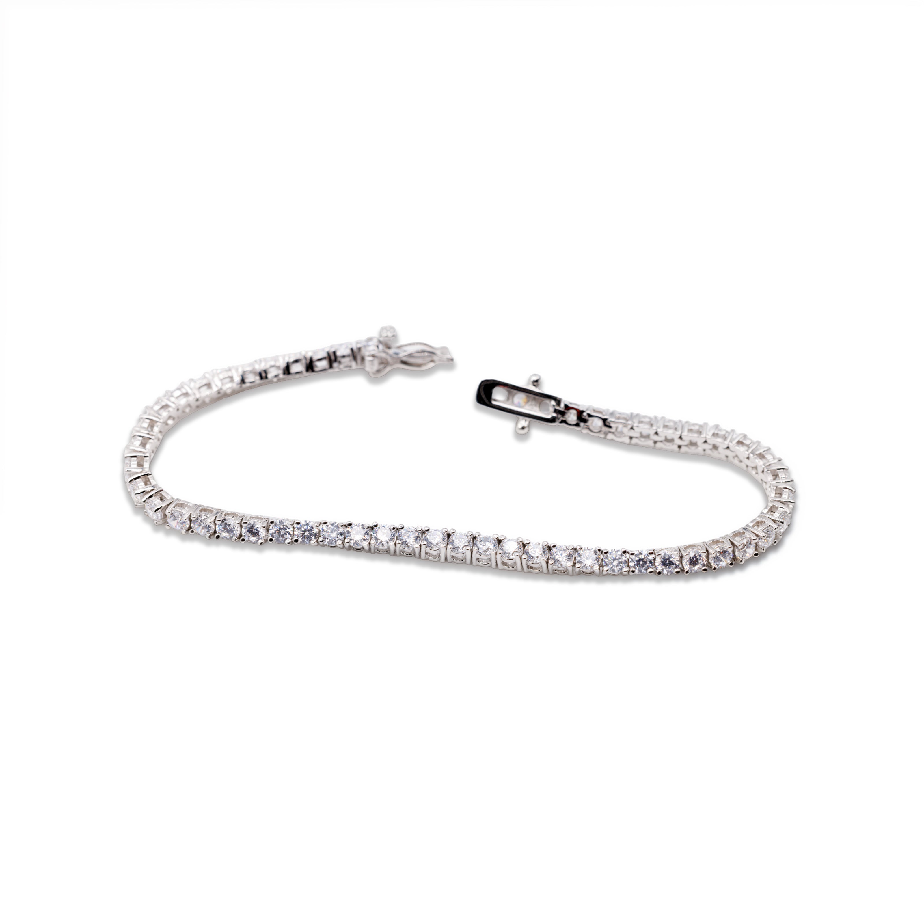Geöffnetes Tennis Armband silberfarben mit klaren AAA-Zirkonia und dem robusten Steckverschluss samt sichtbarem Sicherheitsbügel von Avirelle Schweiz.